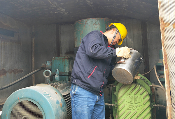 凈化操作人員高俊齊更換機(jī)泵潤(rùn)滑油.jpg