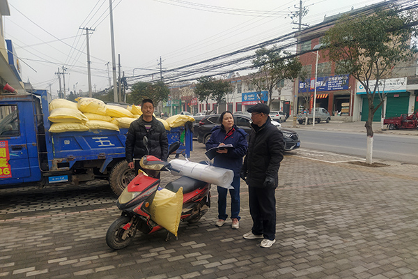 2月10日，尿素銷售人員在武功縣貞元鎮(zhèn)農(nóng)資店門口與農(nóng)戶交流。(副圖）.jpg