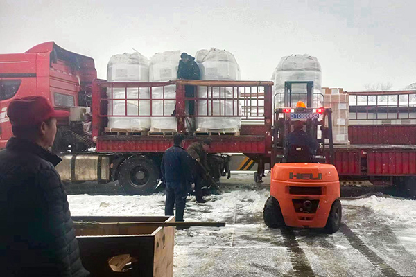 2月12日，物資采供部彬州分部在大雪中卸車，保障物資供應(yīng)(副圖）.jpg