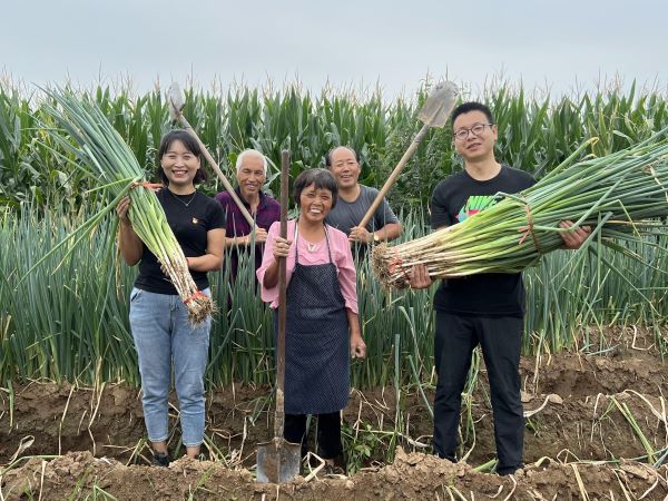 推廣宣傳五星大蔥，聯(lián)系渭化集團(tuán)捐贈大型設(shè)備，通過樹立典型，輻射帶動群眾增收致富。.jpg