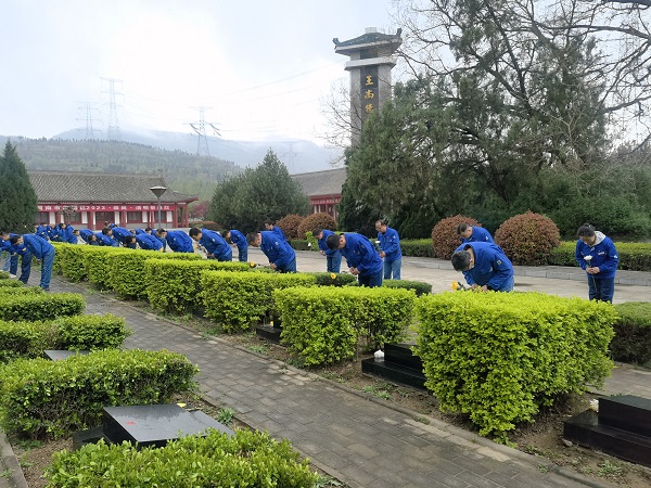 4月3日，全體黨員在烈士園碑區(qū)祭掃陵園、默哀深思.jpg