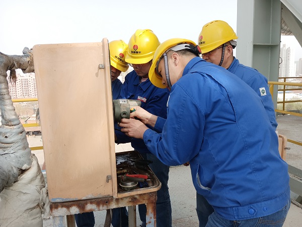 4月6日，空分尿素工段段長郭凱、技術(shù)員張桂芳等人在尿素框架五樓進行電纜更換，變送器接線檢維修工作  計控電儀部 馮香妮 攝.jpg