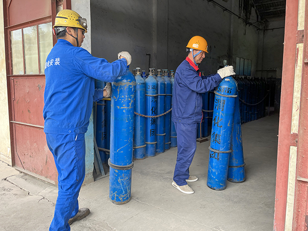 5月4日9：00，合成車間氣瓶站工作人員進行作業(yè)   600.jpg