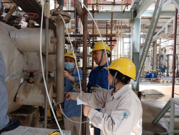 5月7日，三期現(xiàn)場調校液位浮筒.jpg