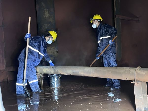 將熱水槽底部污水鏟倒廢桶中，用廢桶搬運(yùn)出去.jpg