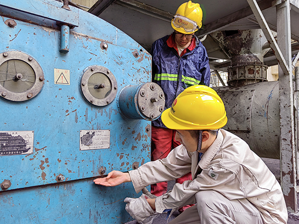 5月16日，動(dòng)力車(chē)間三期給煤機(jī)，屈豪正在檢查給煤機(jī)的復(fù)位情況.jpg