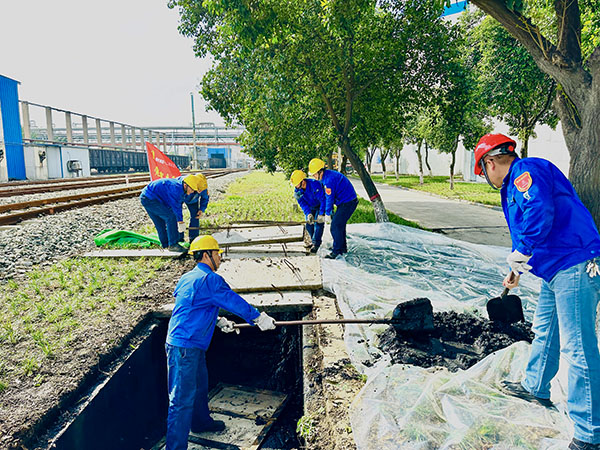 10月10日下午，黨員突擊隊清理沉淀池.JPG