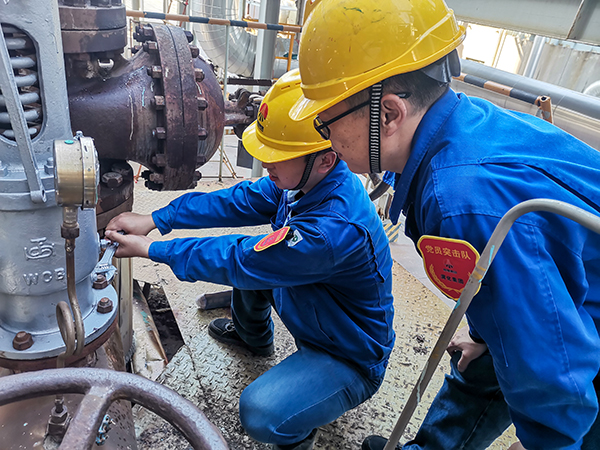 10月20日上午，徐濤和張跟潮在3號爐定排罐處檢查安全閥安裝質(zhì)量.jpg