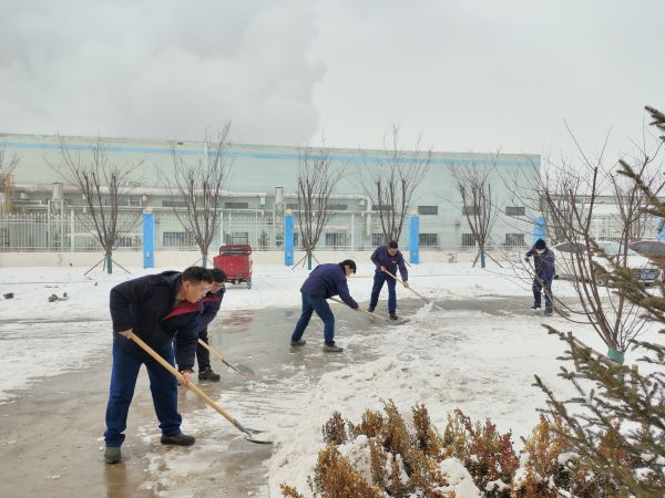 陳陽和電儀分部員工一起清除道路積雪.jpg