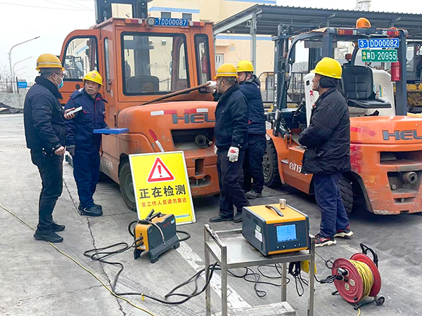 2月19日，運(yùn)銷分部，曹侃、伍思盈等人員，在北物流門現(xiàn)場(chǎng)檢測(cè)。運(yùn)銷分部 曹侃攝（2）.jpg