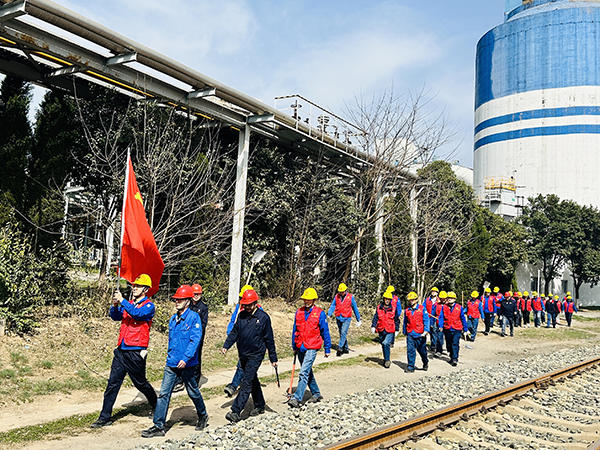 3月20日下午，物料車間黨支部開展了“清除雜草保安全 志愿服務(wù)顯擔(dān)當(dāng)”主題活動(dòng)，   600.jpg