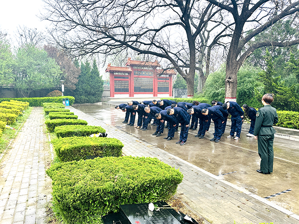 4月2日下午，渭化集團(tuán)組織黨員代表、團(tuán)員青年代表走進(jìn)渭南市臨渭區(qū)王尚德烈士陵園，開展清明節(jié)祭掃活動(dòng)。烈士紀(jì)念碑前默哀鞠躬.JPG