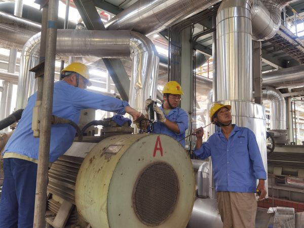 4月19日，魏駟超跟隨師傅對電機(jī)進(jìn)行巡檢.jpg