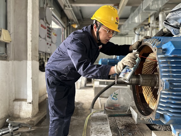 5月7日，檢修人員趙佳偉處理電機(jī)內(nèi)銹跡.jpg