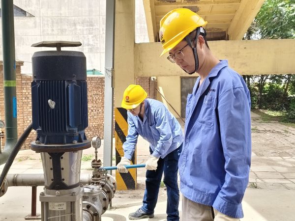 5月11日，尿素車間設(shè)備技術(shù)員馬強(qiáng)檢查冷卻水泵運(yùn)行情況 (1).jpg