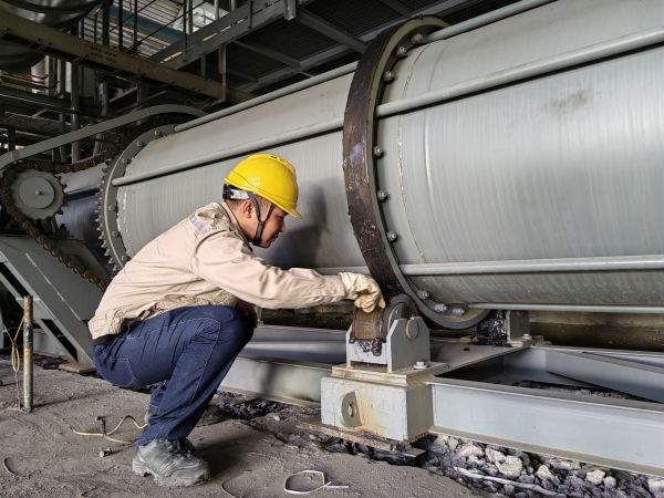 2024年5月20日，動力車間4號鍋爐冷渣器更換后運(yùn)行人員正在對冷渣器做潤滑.jpg