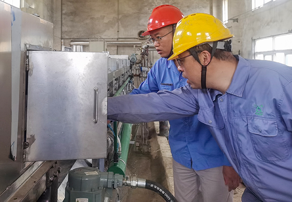 5月23日，各部門協(xié)作搶修造粒機(jī).jpg