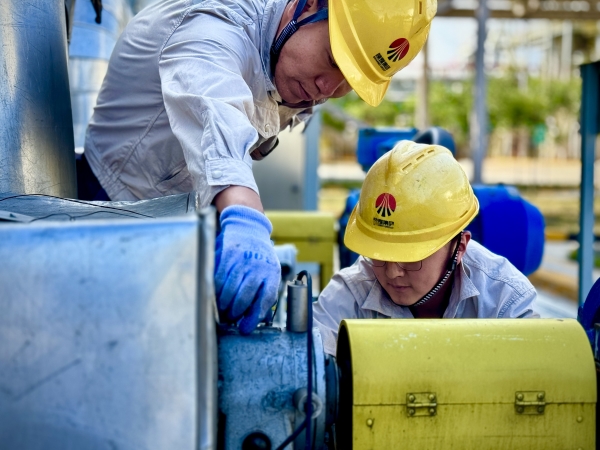 2024年9月，乙二醇車間職工在認(rèn)真檢查機(jī)泵運行情況.jpg