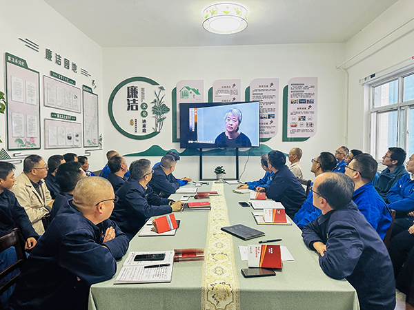 10月21日下午，物料車間黨支部開展了以“敲響廉潔警鐘、繃緊安全之弦、筑牢廉潔安全‘雙防線’”為主題的警示教育活動，--圖為觀看廉潔警示教育專題片.jpg