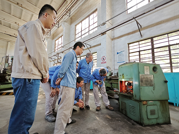 打開機(jī)床探究內(nèi)部電氣結(jié)構(gòu).jpg