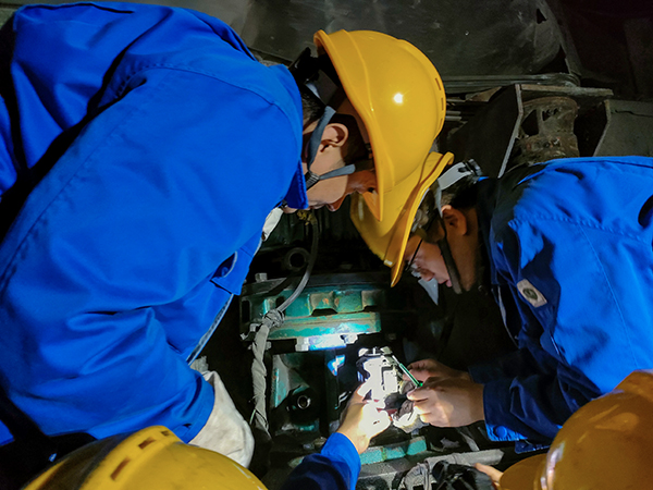 10月30日晚22時(shí)，工藝配合電氣人員拆卸故障電機(jī)。.jpg