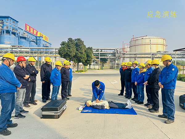 11月8日下午，應(yīng)急救援隊張伯倫為職工進(jìn)行心肺復(fù)蘇操作技能培訓(xùn).jpg