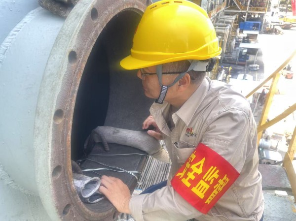 班長(zhǎng)張宏濤在氣化煤漿槽處復(fù)查清洗完成工作.jpg