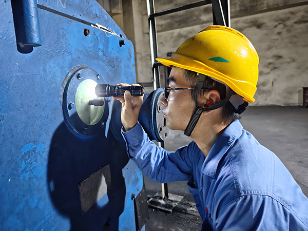 8月14日，動力車間三期現(xiàn)場，運行人員正在給煤機處檢查給煤情況 (1).jpg