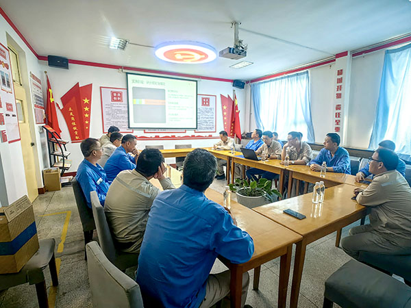 動力車間評議小組正在進行民主評議.jpg